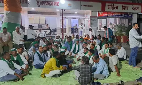 राकेश टिकैत की गिरफ्तारी पर मुजफ्फरनगर में भड़का गुस्सा, कार्यकर्ताओं ने घेर लिए थाने, डाल दी चारपाई