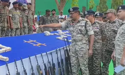 बीजापुर में 25 माओवादियों का सामूहिक आत्मसमर्पण, 93 हथियार और 14 करोड़ की बरामदगी बीजापुर में 25 माओवादियों का सामूहिक आत्मसमर्पण, 93 हथियार और 14 करोड़ की बरामदगी