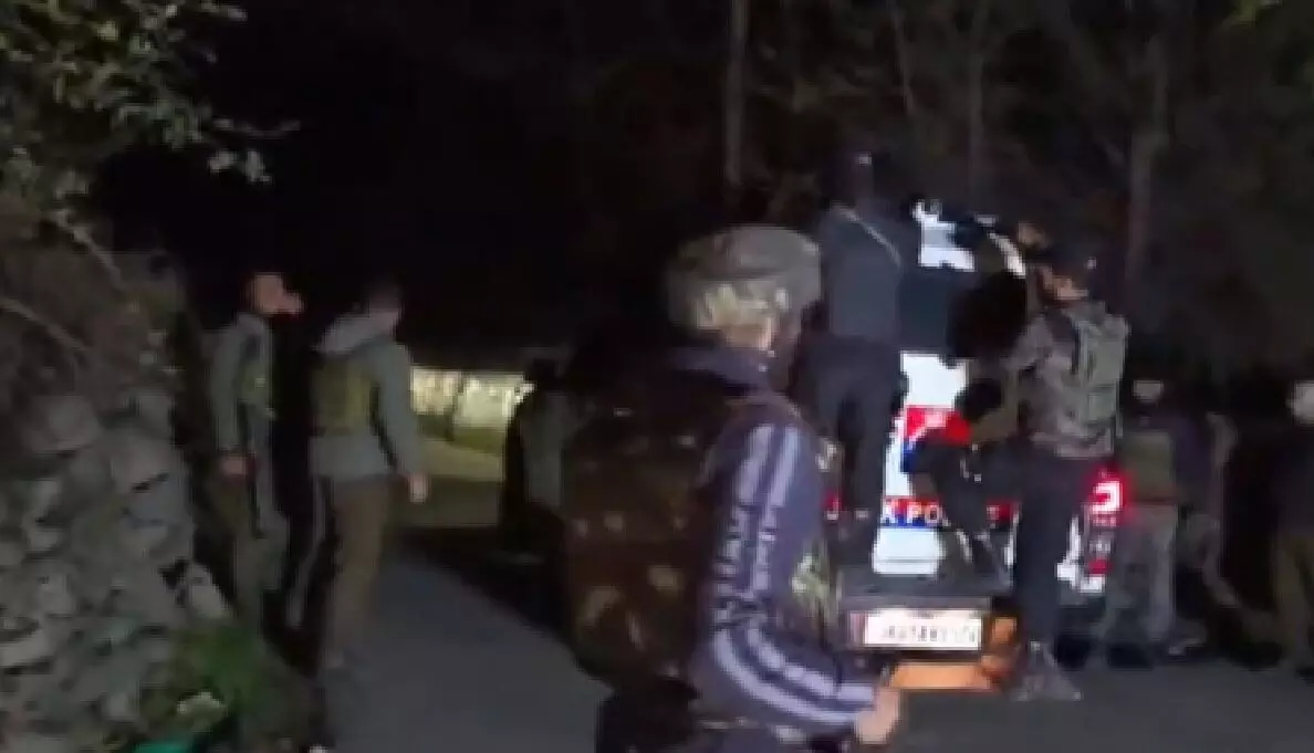 Jammu Kashmir: गांदरबल के जंगल में सुरक्षाबलों और आतंकियों के बीच मुठभेड़, एक आतंकी ढेर; तलाशी अभियान जारी Jammu Kashmir: गांदरबल के जंगल में सुरक्षाबलों और आतंकियों के बीच मुठभेड़, एक आतंकी ढेर; तलाशी अभियान जारी