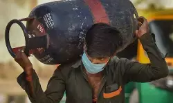 महंगाई का बड़ा झटका: कमर्शियल गैस सिलेंडर 195 रुपये महंगा महंगाई का बड़ा झटका: कमर्शियल गैस सिलेंडर 195 रुपये महंगा