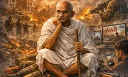 बारूद के ढेर पर बैठी दुनिया और गांधी से डरता समाज बारूद के ढेर पर बैठी दुनिया और गांधी से डरता समाज