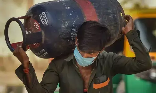 महंगाई का बड़ा झटका: कमर्शियल गैस सिलेंडर 195 रुपये महंगा