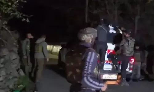 Jammu Kashmir: गांदरबल के जंगल में सुरक्षाबलों और आतंकियों के बीच मुठभेड़, एक आतंकी ढेर; तलाशी अभियान जारी Jammu Kashmir: गांदरबल के जंगल में सुरक्षाबलों और आतंकियों के बीच मुठभेड़, एक आतंकी ढेर; तलाशी अभियान जारी