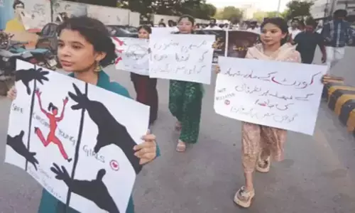 कराची में बेटियां भी सुरक्षित नहीं, अपहरण और जबरन शादी के खिलाफ जोरदार प्रदर्शन