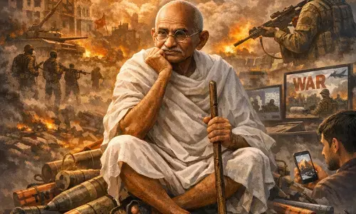 बारूद के ढेर पर बैठी दुनिया और गांधी से डरता समाज