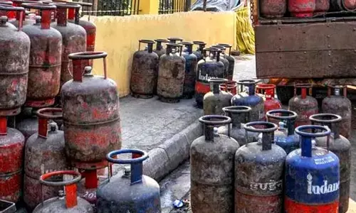 चूल्हों में बुझती आग