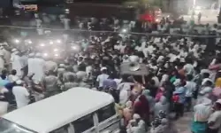 बंगाल में SIR में वोट कटने पर बवाल, 7 अधिकारियों का 8 घंटे तक घेराव, हाइवे भी जाम बंगाल में SIR में वोट कटने पर बवाल, 7 अधिकारियों का 8 घंटे तक घेराव, हाइवे भी जाम