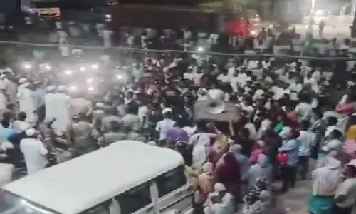 बंगाल में SIR में वोट कटने पर बवाल, 7 अधिकारियों का 8 घंटे तक घेराव, हाइवे भी जाम