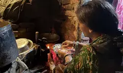 गैस महंगी, मिट्टी का चूल्हा मजबूरी: महानगर से गांव लौट रहे हैं कई प्रवासी मजदूर गैस महंगी, मिट्टी का चूल्हा मजबूरी: महानगर से गांव लौट रहे हैं कई प्रवासी मजदूर