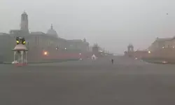 दिल्ली-NCR में बदला मौसम, धूल भरी आंधी से विजिबिलिटी हुई कम; गरज-चमक के साथ बूंदाबांदी के आसार दिल्ली-NCR में बदला मौसम, धूल भरी आंधी से विजिबिलिटी हुई कम; गरज-चमक के साथ बूंदाबांदी के आसार