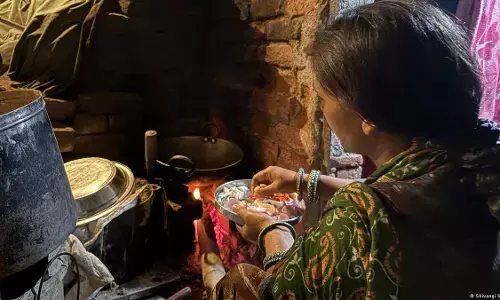गैस महंगी, मिट्टी का चूल्हा मजबूरी: महानगर से गांव लौट रहे हैं कई प्रवासी मजदूर