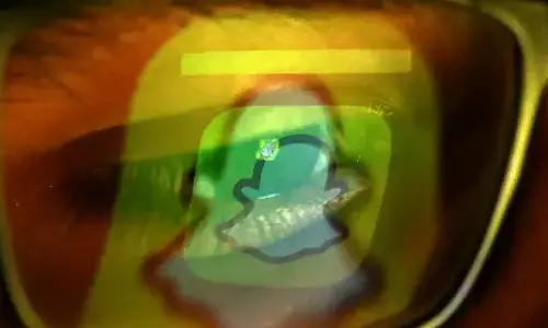 किशोरों को सच में बिगाड़ रहा है सोशल मीडिया, या हम ज्यादा डर रहे हैं