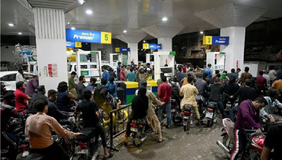 पेट्रोल की कीमतों को लेकर पाक में कोहराम, शहबाज सरकार को घटानी पड़ी कीमतें; मंत्रियों की सैलरी रुकी पेट्रोल की कीमतों को लेकर पाक में कोहराम, शहबाज सरकार को घटानी पड़ी कीमतें; मंत्रियों की सैलरी रुकी