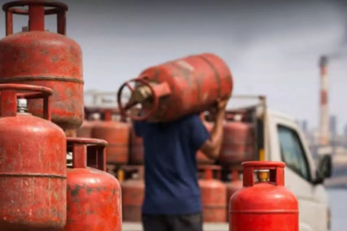 दिल्ली में एलपीजी संकट की अफवाहें खारिज, सरकार बोली- आपूर्ति पूरी तरह सामान्य दिल्ली में एलपीजी संकट की अफवाहें खारिज, सरकार बोली- आपूर्ति पूरी तरह सामान्य