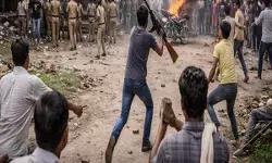 बिहार के कटिहार में पुलिस हिरासत में मौत को लेकर हिंसा भड़की, भीड़ ने कांस्टेबल की राइफल छीनी बिहार के कटिहार में पुलिस हिरासत में मौत को लेकर हिंसा भड़की, भीड़ ने कांस्टेबल की राइफल छीनी