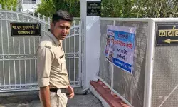 भोपाल में डिप्टी सीएम राजेंद्र शुक्ला के दफ्तर के बाहर एनएसयूआई का प्रदर्शन, लगाए पोस्टर