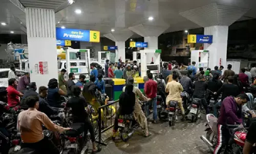 पेट्रोल की कीमतों को लेकर पाक में कोहराम, शहबाज सरकार को घटानी पड़ी कीमतें; मंत्रियों की सैलरी रुकी