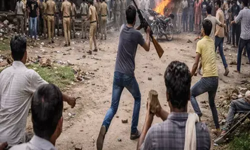 बिहार के कटिहार में पुलिस हिरासत में मौत को लेकर हिंसा भड़की, भीड़ ने कांस्टेबल की राइफल छीनी बिहार के कटिहार में पुलिस हिरासत में मौत को लेकर हिंसा भड़की, भीड़ ने कांस्टेबल की राइफल छीनी