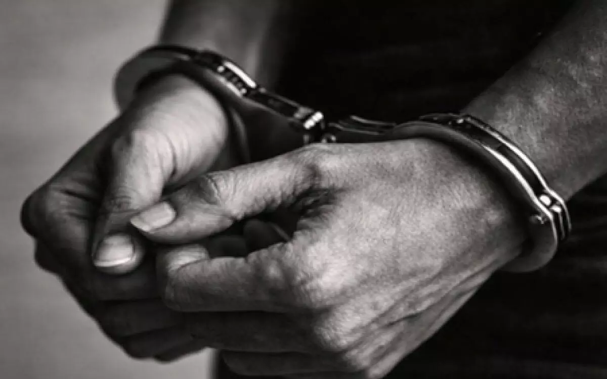 गुजरात: आईपीएल सट्टेबाजी के आरोप में 6 लोग गिरफ्तार, 16 फोन और 3.10 लाख रुपए जब्त गुजरात: आईपीएल सट्टेबाजी के आरोप में 6 लोग गिरफ्तार, 16 फोन और 3.10 लाख रुपए जब्त