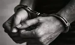 गुजरात: आईपीएल सट्टेबाजी के आरोप में 6 लोग गिरफ्तार, 16 फोन और 3.10 लाख रुपए जब्त गुजरात: आईपीएल सट्टेबाजी के आरोप में 6 लोग गिरफ्तार, 16 फोन और 3.10 लाख रुपए जब्त
