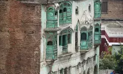पेशावर में राज कपूर की ऐतिहासिक हवेली का हिस्सा ढहा, बारिश और भूकंप से बढ़ा खतरा पेशावर में राज कपूर की ऐतिहासिक हवेली का हिस्सा ढहा, बारिश और भूकंप से बढ़ा खतरा