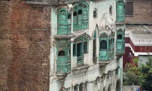 पेशावर में राज कपूर की ऐतिहासिक हवेली का हिस्सा ढहा, बारिश और भूकंप से बढ़ा खतरा