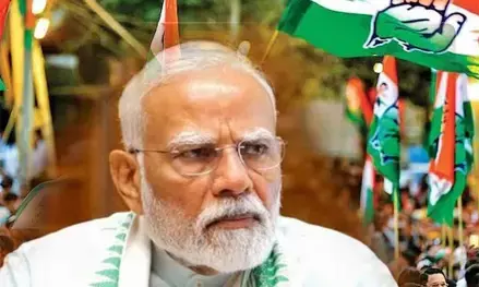 कमजोर मोदी को सहारा देते कांग्रेस के नेता कमजोर मोदी को सहारा देते कांग्रेस के नेता