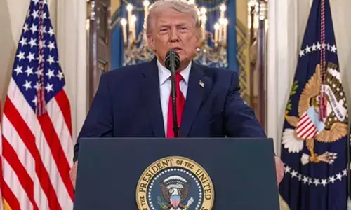 व्हाइट हाउस ने ट्रंप के अस्पताल में भर्ती होने की खबरों को बताया झूठ व्हाइट हाउस ने ट्रंप के अस्पताल में भर्ती होने की खबरों को बताया झूठ