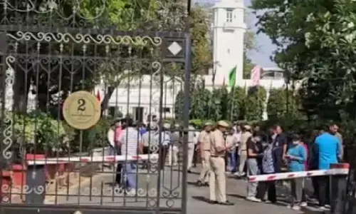 दिल्ली विधानसभा की सुरक्षा में बड़ी चूक, गेट तोड़कर अंदर घुसी कार, ड्राइवर फरार