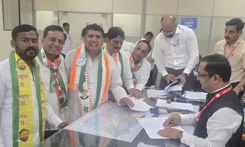 महाराष्ट्र: आकाश मोरे ने कांग्रेस, आरएसपी और वीबीए के संयुक्त उम्मीदवार के रूप में नामांकन दाखिल किया