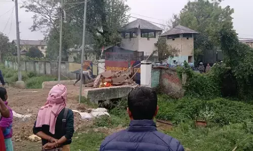 मणिपुर में फिर बवाल, 2 बच्चों की मौत पर भड़की हिंसा; पुलिस फायरिंग-आगजनी, 5 जिलों में इंटरनेट बंद मणिपुर में फिर बवाल, 2 बच्चों की मौत पर भड़की हिंसा; पुलिस फायरिंग-आगजनी, 5 जिलों में इंटरनेट बंद