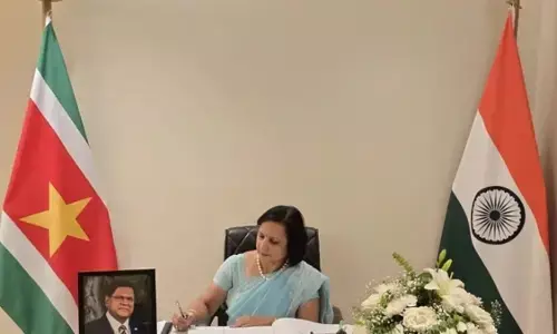 नीना मल्होत्रा पहुंची सूरीनाम दूतावास, पूर्व राष्ट्रपति संतोखी के निधन पर किया शोक व्यक्त नीना मल्होत्रा पहुंची सूरीनाम दूतावास, पूर्व राष्ट्रपति संतोखी के निधन पर किया शोक व्यक्त