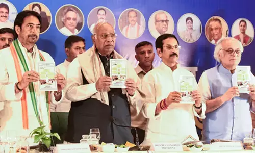 कांग्रेस ने पश्चिम बंगाल चुनाव के लिए जारी किया घोषणापत्र, आर्थिक विकास को तरजीह कांग्रेस ने पश्चिम बंगाल चुनाव के लिए जारी किया घोषणापत्र, आर्थिक विकास को तरजीह