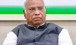 खड़गे के विवादित बयान पर शिकायत: भाजपा ने चुनाव आयोग को सौंपी अर्जी, आचार संहिता का उल्लंघन बताया