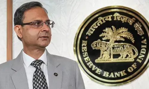 RBI का बड़ा फैसला: रेपो रेट 5.25% पर बरकरार, EMI में नहीं होगा इजाफा RBI का बड़ा फैसला: रेपो रेट 5.25% पर बरकरार, EMI में नहीं होगा इजाफा
