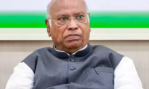 खड़गे के विवादित बयान पर शिकायत: भाजपा ने चुनाव आयोग को सौंपी अर्जी, आचार संहिता का उल्लंघन बताया