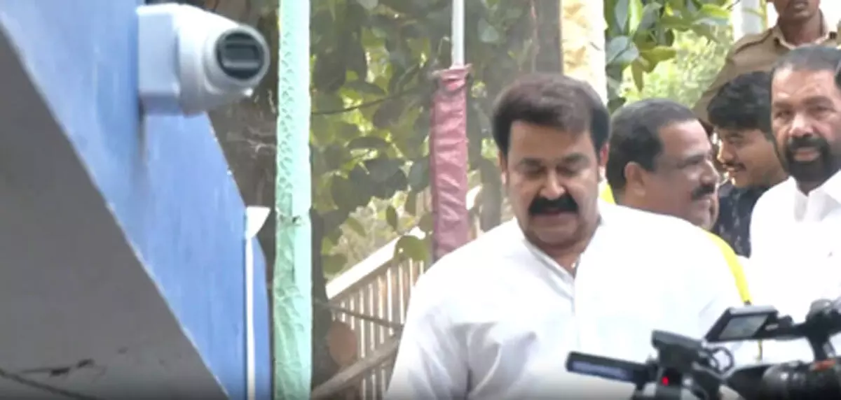 केरल चुनावः मतदान शुरू होने से पहले पहुंचे एक्टर मोहनलाल, सीएम पी. विजयन ने भी डाला वोट केरल चुनावः मतदान शुरू होने से पहले पहुंचे एक्टर मोहनलाल, सीएम पी. विजयन ने भी डाला वोट