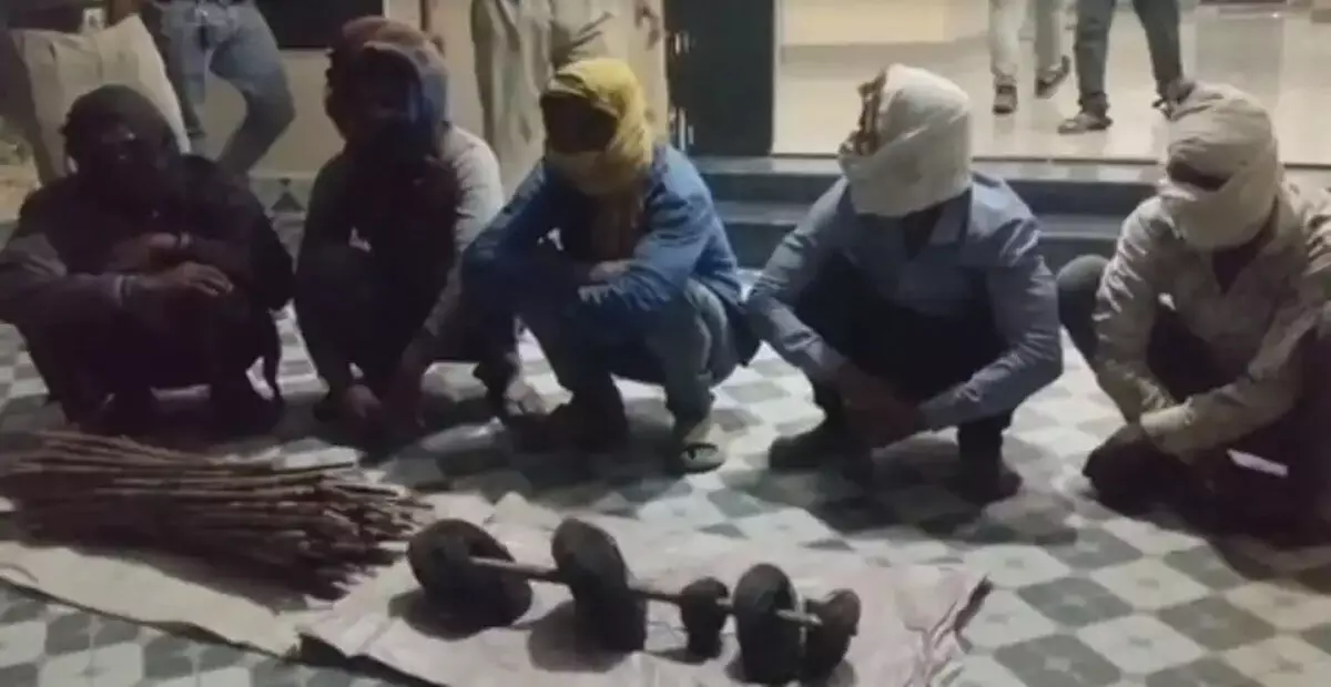 मध्य प्रदेश: बाघ के शिकार के आरोप में 5 लोग गिरफ्तार मध्य प्रदेश: बाघ के शिकार के आरोप में 5 लोग गिरफ्तार