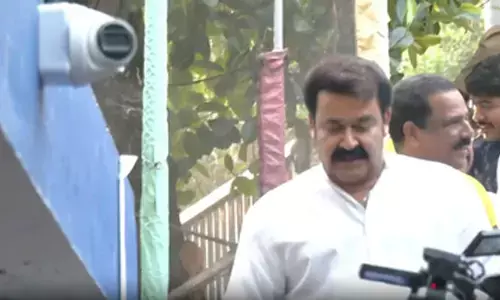 केरल चुनावः मतदान शुरू होने से पहले पहुंचे एक्टर मोहनलाल, सीएम पी. विजयन ने भी डाला वोट केरल चुनावः मतदान शुरू होने से पहले पहुंचे एक्टर मोहनलाल, सीएम पी. विजयन ने भी डाला वोट