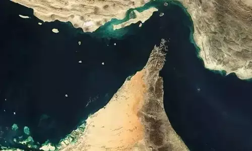 होर्मुज पर टोल की तैयारी: ईरान का बड़ा आर्थिक दांव, अरबों डॉलर की कमाई का अनुमान होर्मुज पर टोल की तैयारी: ईरान का बड़ा आर्थिक दांव, अरबों डॉलर की कमाई का अनुमान