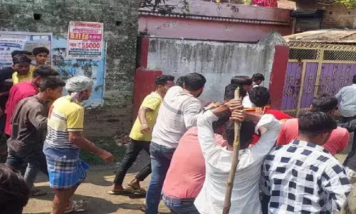 बिहार में बीच सड़क दिनदहाड़े युवक की सिर काटकर हत्या, भीड़ ने आरोपी को पीट-पीट कर मार डाला बिहार में बीच सड़क दिनदहाड़े युवक की सिर काटकर हत्या, भीड़ ने आरोपी को पीट-पीट कर मार डाला