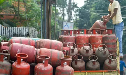 51 लाख से अधिक एलपीजी सिलेंडर्स की प्रतिदिन हो रही डिलीवरी : केंद्र 51 लाख से अधिक एलपीजी सिलेंडर्स की प्रतिदिन हो रही डिलीवरी : केंद्र