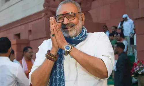 ममता खुद की सीट नहीं बचा पाएंगी, सरकार कहां से बचाएंगी : गिरिराज सिंह