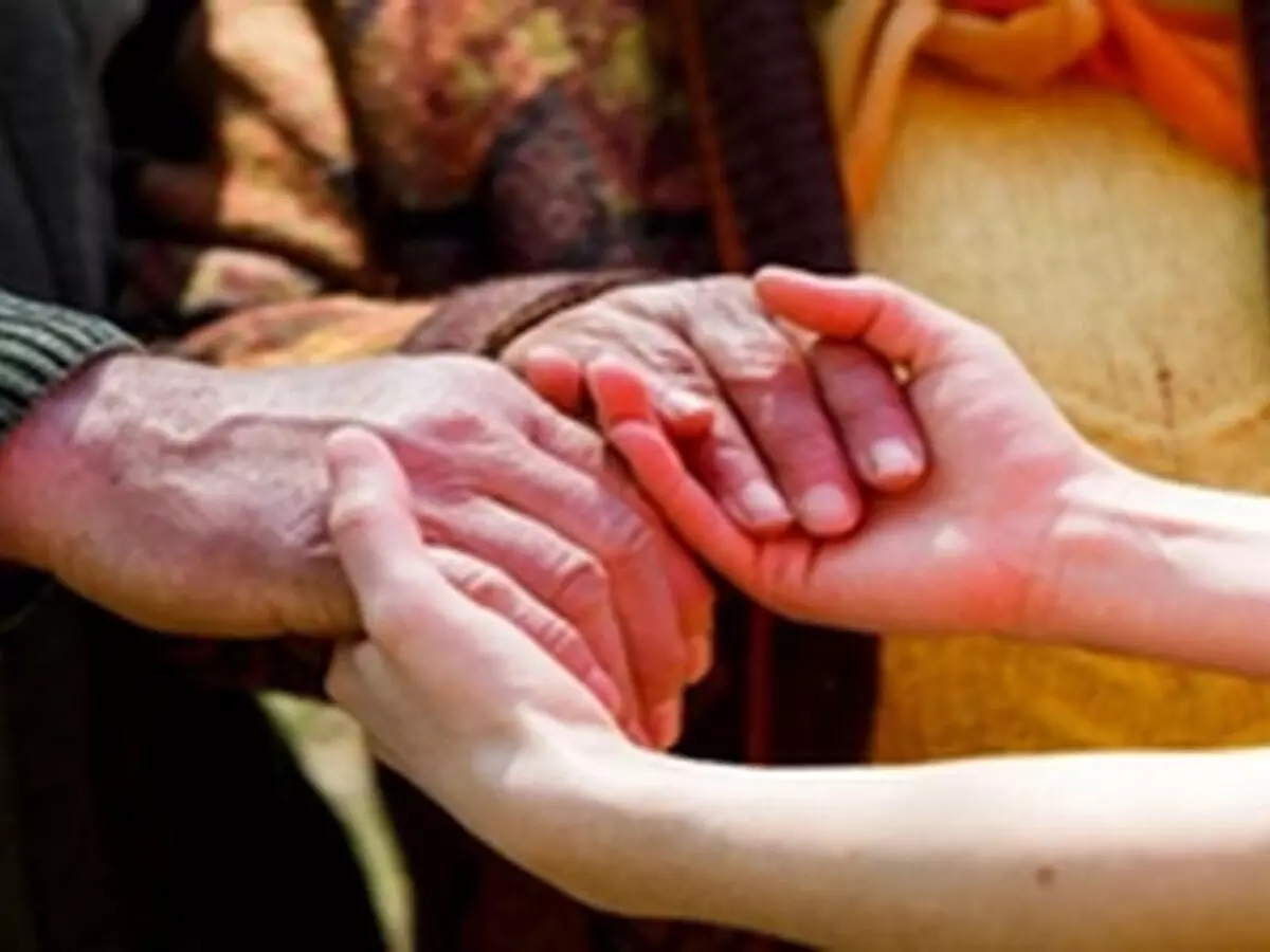 हाथों में कंपकंपी से मांसपेशियों में जकड़न तक, पार्किंसन के शुरुआती लक्षणों को समय रहते पहचानना जरूरी हाथों में कंपकंपी से मांसपेशियों में जकड़न तक, पार्किंसन के शुरुआती लक्षणों को समय रहते पहचानना जरूरी