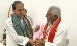 तेलंगाना: पूर्व मंत्री जीवन रेड्डी ने केसीआर से मुलाकात की, बीआरएस में शामिल होने की तैयारी तेलंगाना: पूर्व मंत्री जीवन रेड्डी ने केसीआर से मुलाकात की, बीआरएस में शामिल होने की तैयारी
