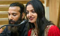 महाकुंभ वायरल गर्ल मोनालिसा की शादी पर केरल में सियासी घमासान, भाजपा ने माकपा पर साधा निशाना महाकुंभ वायरल गर्ल मोनालिसा की शादी पर केरल में सियासी घमासान, भाजपा ने माकपा पर साधा निशाना