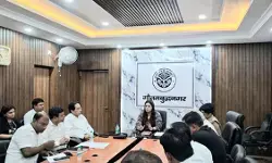 नोएडा में औद्योगिक शांति बनाए रखने को डीएम की बड़ी पहल, कारखाना प्रबंधकों संग अहम बैठक नोएडा में औद्योगिक शांति बनाए रखने को डीएम की बड़ी पहल, कारखाना प्रबंधकों संग अहम बैठक
