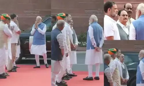 संसद भवन परिसर में पीएम मोदी और राहुल गांधी की मुलाकात, मुस्कुराए, हाथ जोड़े और की बातचीत