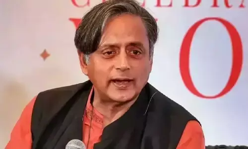 महिला आरक्षण बिल पर कांग्रेस सांसद शशि थरूर का केंद्र पर निशाना, कहा - सरकार का तरीका अपारदर्शी महिला आरक्षण बिल पर कांग्रेस सांसद शशि थरूर का केंद्र पर निशाना, कहा - सरकार का तरीका अपारदर्शी