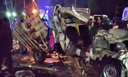 कटिहार में बस-पिकअप भिड़ंत: 10 की मौत, सड़क पर हाहाकार कटिहार में बस-पिकअप भिड़ंत: 10 की मौत, सड़क पर हाहाकार